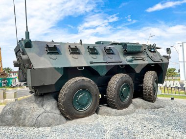 Jakarta, Endonezya - 13 Mayıs 2024: Tugu Anoa, Endonezya Ordusu Halk Anıtı. Anoa zırhlı personel taşıyıcı aracı PIK 2 'de sergilenecek..