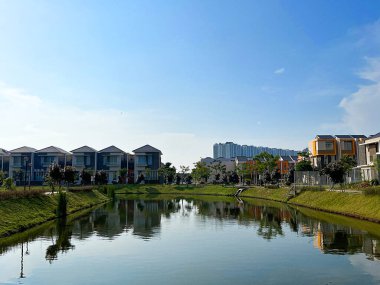 Nehrin etrafındaki yerleşim yeri, suyun temiz yansıması..