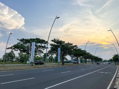 Tangerang, Endonezya - 13 Mayıs 2024: PIK 2 yolu, akşam saatlerinde çekilen