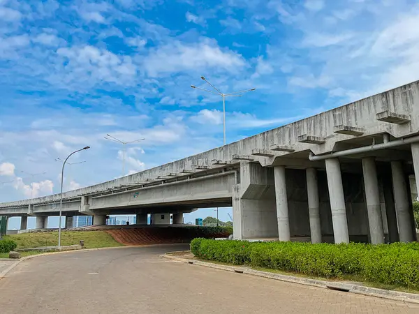 Otoyol üst geçidini destekleyen beton yapı. Gündüz vakti çekilmiş.