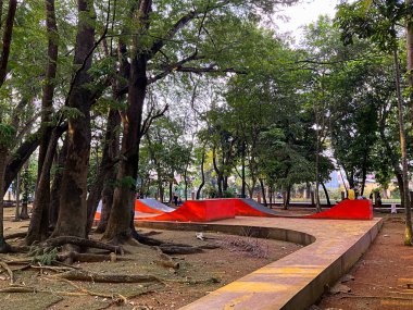 Güney Tangerang, Endonezya - 10 Mayıs 2024: Taman Kota 1 BSD halk parkında kaykay için yarım boru rampası.