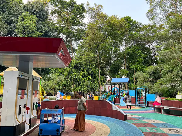 Güney Tangerang, Endonezya - 10 Mayıs 2024: Taman Kota 1 BSD halk parkında halk çocuk parkı.