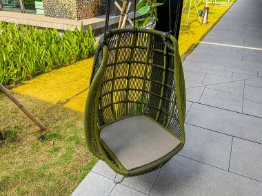 Tangerang, Endonezya - 13 Mayıs 2024: PIK 2 'de bulunan bir tasarım ve mobilya meraklısı merkezi olan Endonezya Tasarım Bölgesi' nde (IDD) asma sandalyesi. Gündüz vakti çekilmiş.