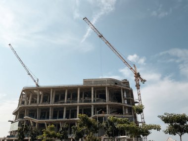 Tangerang, Endonezya - 13 Mayıs 2024: Gereja Kemah Tabernakel (GKT) PIK 2 Kilisesi 'nin gündüz saatlerinde inşaatı.