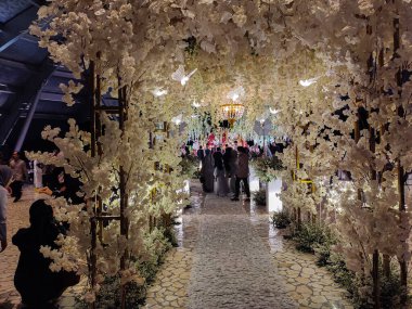 Aydınlatılmış Dekorlu Zarif Çiçek Düğün Girişi. Şatafatlı Başyol Beyaz Çiçekler ve Işıklarla süslenmiş