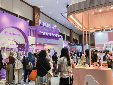 Jakarta, Endonezya - 6 Haziran 2024: Jakarta X Beauty 2024 sergi etkinliği Jakarta Kongre Merkezi 'nde (JCC) Female Daily Network tarafından düzenlendi. İnsanlar pazar yerini kontrol ediyor..