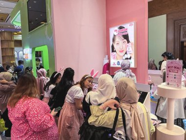 Jakarta, Endonezya - 6 Haziran 2024: Jakarta X Beauty 2024 sergi etkinliği Jakarta Kongre Merkezi 'nde (JCC) Female Daily Network tarafından düzenlendi. Göz merceği standı insanlarla dolu..