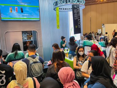 Jakarta, Endonezya - 6 Haziran 2024: Jakarta X Beauty 2024 sergi etkinliği Jakarta Kongre Merkezi 'nde (JCC) Female Daily Network tarafından düzenlendi. Dükkanda güzellik ürünlerine bakan müşteriler.