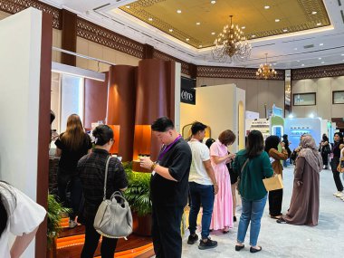 Jakarta, Endonezya - 6 Haziran 2024: Jakarta X Beauty 2024 sergi etkinliği Jakarta Kongre Merkezi 'nde (JCC) Female Daily Network tarafından düzenlendi. Dükkanda güzellik ürünlerine bakan müşteriler.