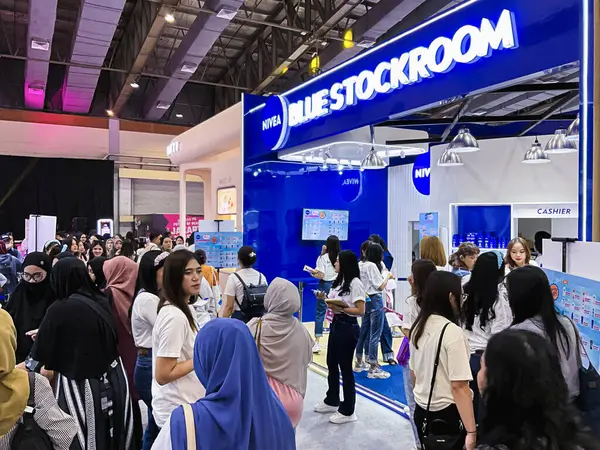 Jakarta, Endonezya - 6 Haziran 2024: Jakarta X Beauty 2024 sergi etkinliği Jakarta Kongre Merkezi 'nde (JCC) Female Daily Network tarafından düzenlendi. Nivea Blue Stockroom standı yakın görüş