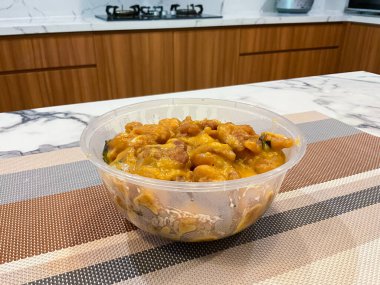 Mutfak tezgahındaki plastik kasede tuzlanmış yumurta tavuğu. Göz seviyesi yakın görünüm