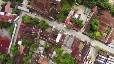 Lasem, Endonezya - 13 Mayıs 2018: Lasem şehri hava görüntülü insansız hava aracı görüntüsü, tepeden tırnağa görüntü. Lasem, Endonezya 'nın Merkez Java şehrinde Batik desenli giysileriyle ünlü bir kırsal bölgedir..