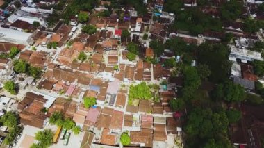 Lasem, Endonezya - 13 Mayıs 2018: Lasem şehri hava görüntülü insansız hava aracı görüntüsü, tepeden tırnağa görüntü. Lasem, Endonezya 'nın Merkez Java şehrinde Batik desenli giysileriyle ünlü bir kırsal bölgedir..