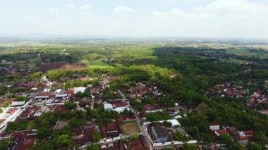 Lasem, Endonezya - 13 Mayıs 2018: Lasem şehri hava görüntülü insansız hava aracı görüntüsü, tepeden tırnağa görüntü. Lasem, Endonezya 'nın Merkez Java şehrinde Batik desenli giysileriyle ünlü bir kırsal bölgedir..
