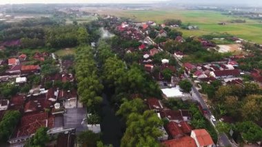 Lasem, Endonezya - 13 Mayıs 2018: Lasem şehri hava görüntülü insansız hava aracı görüntüsü, tepeden tırnağa görüntü. Lasem, Endonezya 'nın Merkez Java şehrinde Batik desenli giysileriyle ünlü bir kırsal bölgedir..