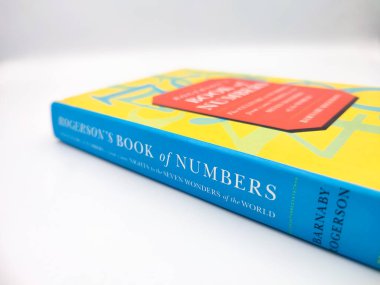 Tangerang, Endonezya - 26 Temmuz 2024: Rogerson 'un Barnaby Rogerson' un Sayılar Kitabı 'nın kapak resmi yakın plan fotoşopu beyaz arka planda izole edildi.