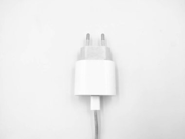 Beyaz telefon şarj cihazı başı beyaz arkaplanda izole edilmiş fotoşopu kapat