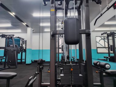 Modern spor salonunun içinde canlı çalışma alanı olan spor aletleri, kapalı alanda kas egzersizi için makine.