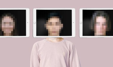 Yapay zeka kullanarak yüzünü değiştirmek yapay zeka teknolojisi konsepti oluşturdu. Tablet ekranında gerçek kimliğini gizleyen bulanık insan yüzü. Modern teknolojiyi kullanarak şaka yaymak.
