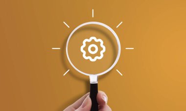 Vites simgesiyle el ele tutuşan büyüteç, ayarlar, optimizasyon ve işlem geliştirme sembolü
