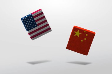 Amerika ve Çin savaş konsepti ticareti yapıyor. İki süper güç ülkesini sembolize eden ABD ve Çin bayraklı kare kiremit. Uluslararası jeopolitik ve ekonomik çatışma.