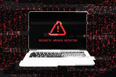 Kırmızı güvenlik ihlali. Laptop ekranında arıza efekti var. Hacklenmiş bilgisayar, siber güvenlik sorunu sembolü ve veri gizliliği endişesi.