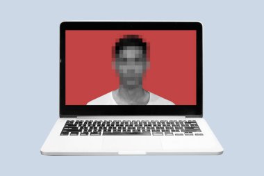 Kırmızı arka plan, gizlilik kavramı, kimlik koruması ve dijital anonimlik karşısında dizüstü bilgisayar ekranında sansürlenmiş yüz.