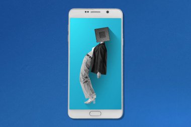 Akıllı telefon ekranında mikroçip kafalı şık bir insan. Dijital kimlik ve çevrimiçi kişilik. Sosyal medyada etkili gönderme.
