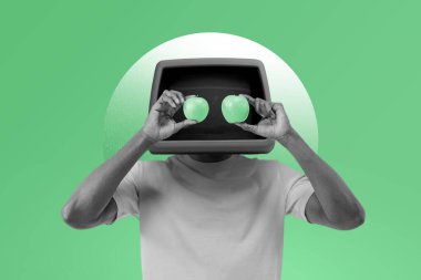 Retro monitör başında iki yeşil elma tutan kişi. Siyah ve beyaz kolaj yeşil arka planda izole edilmiş. Yapay zeka ve vr teknolojisi kavramı