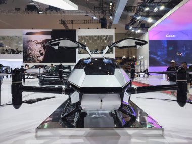 GAIKINDO tarafından düzenlenen ve Endonezya 'nın en büyük yıllık otomotiv fuarı olan GIIAS 2025' te açık kanat kapıları sergilenen gelecekçi elektrikli araba.