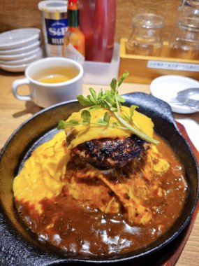 Shinjuku bölgesinde sığır eti, yumurta omleti ve peynirli omlet..