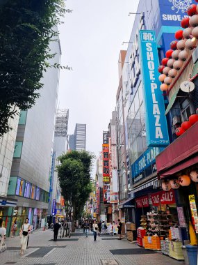 Ueno 'nun işlek caddesinde gün içinde dükkanlar ve yayalar var. Tokyo kentsel sahnesi ticari faaliyetlerle dolu.