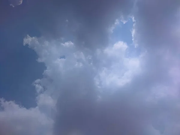 Κοιτάζοντας Κατευθείαν Στον Ουρανό Λεπτό Μοτίβο Σύννεφα Μπλε Ουρανό Φόντο — Φωτογραφία Αρχείου
