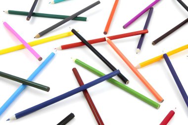 Fotoğraf sergileri beyaz bir masada renkli kalemler, sinematik ışıklandırmayla aydınlatılmış, inanılmaz detayları vurguluyor.