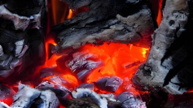 Yanan bir kamp ateşinin fotoğrafı, sinematik ışıklandırma, inanılmaz detay ve gürültü işleme içeriyor.