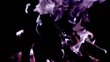 Mor zehirlenmiş ateşin fotoğrafı, sinematik ışıklandırma, inanılmaz detay ve gürültü işleme içerir..