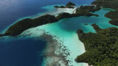 İHA, Raja Ampat 'ta bir uçurum ve lagünlerin, turkuaz suyun etrafında çekim yaptı.