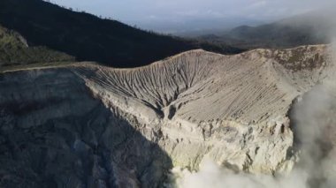Güneşli bir günde Doğu Jawa, Endonezya 'daki Ijen volkanı üzerine insansız hava aracı atışı