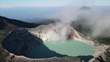 Güneşli bir günde Doğu Jawa, Endonezya 'daki asit gölünün yakınındaki İjen volkanı üzerinde insansız hava aracı vuruldu.
