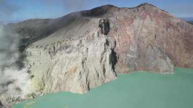Ijen volkanı, Jawa Timur, Endonezya 'daki sülfür madenleri yakınlarında yakın uçuş.