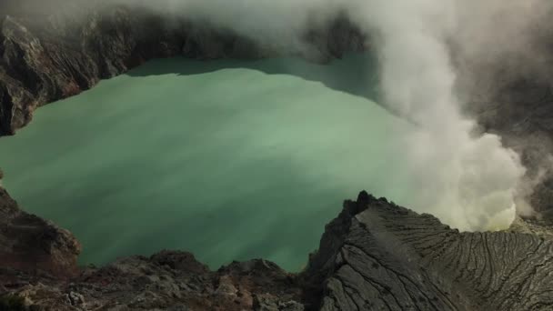 Drone Volo Sul Lago Acido Nel Cratere Del Vulcano Ijen — Video Stock