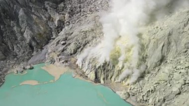 Ijen volkanı, Jawa Timur, Endonezya 'daki sülfür madenleri yakınlarında yakın uçuş.