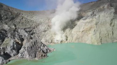Ijen volkanı, Jawa Timur, Endonezya 'daki sülfür madenleri yakınlarında yakın uçuş.