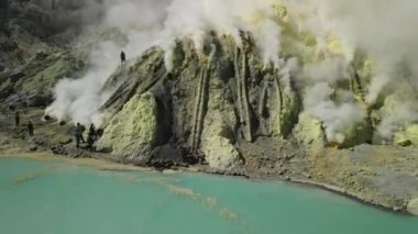 Ijen volkanı, Jawa Timur, Endonezya 'daki sülfür madenleri yakınlarında yakın uçuş.