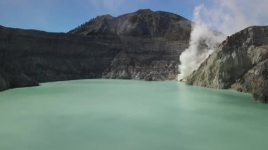 Ijen volkanı, Jawa Timur, Endonezya 'daki sülfür madenleri yakınlarında yakın uçuş.