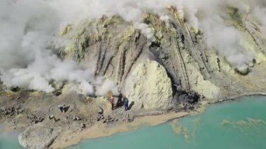 Ijen volkanı, Jawa Timur, Endonezya 'daki sülfür madenleri yakınlarında yakın uçuş.