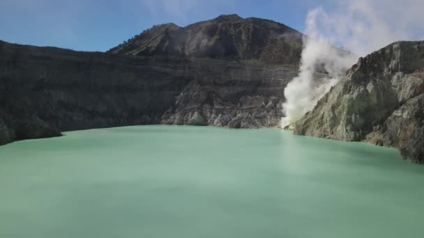 インドネシア イエン火山の硫黄鉱山近くのクローズアップドローン飛行 — ストック動画