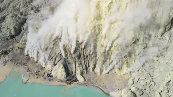 印度尼西亚Jawa Timur Ijen火山硫矿附近的Closeup无人驾驶飞机飞行 — 图库视频影像