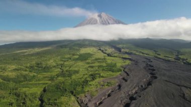 Dron uçuşu Mount, Semeru, Jawa volkanı üzerinde. Endonezya 'da. Güneşli ve bulutlu bir gün