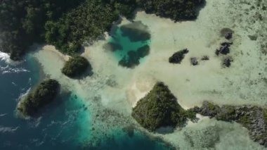 Hava atışı, renkli gölün üzerinden uçmak turkuaz su, kumsal...
